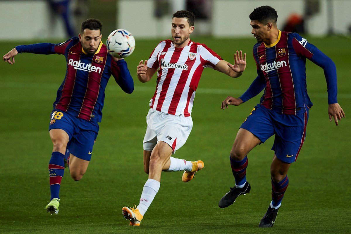 Jordi Alba y Ronald Araujo ante el Athletic / EFE