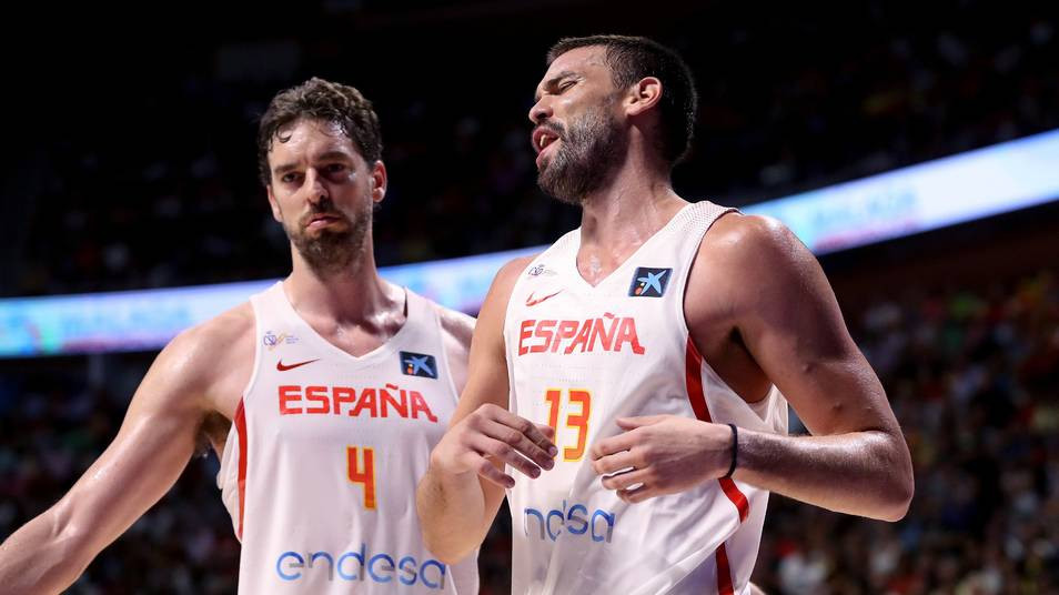 Pau Gasol y Marc Gasol con la seleción española, en una foto de archivo / EFE