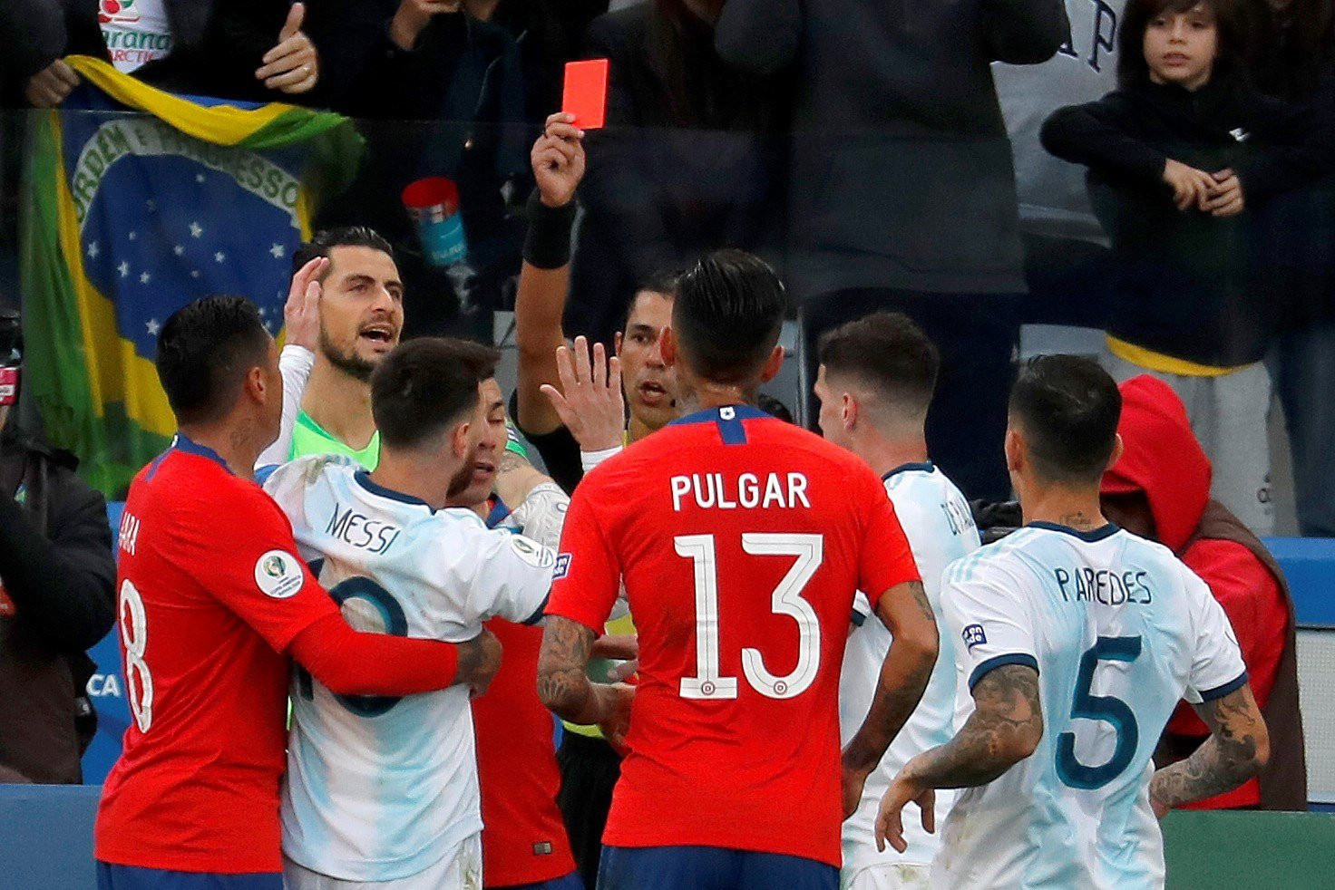 Leo Messi ve la tarjeta roja en el partido frente a Chile / EFE