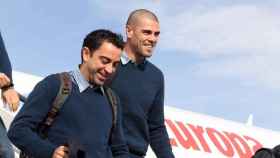 Xavi Hernádez y Víctor Valdés en una concentración con el Barça / EFE