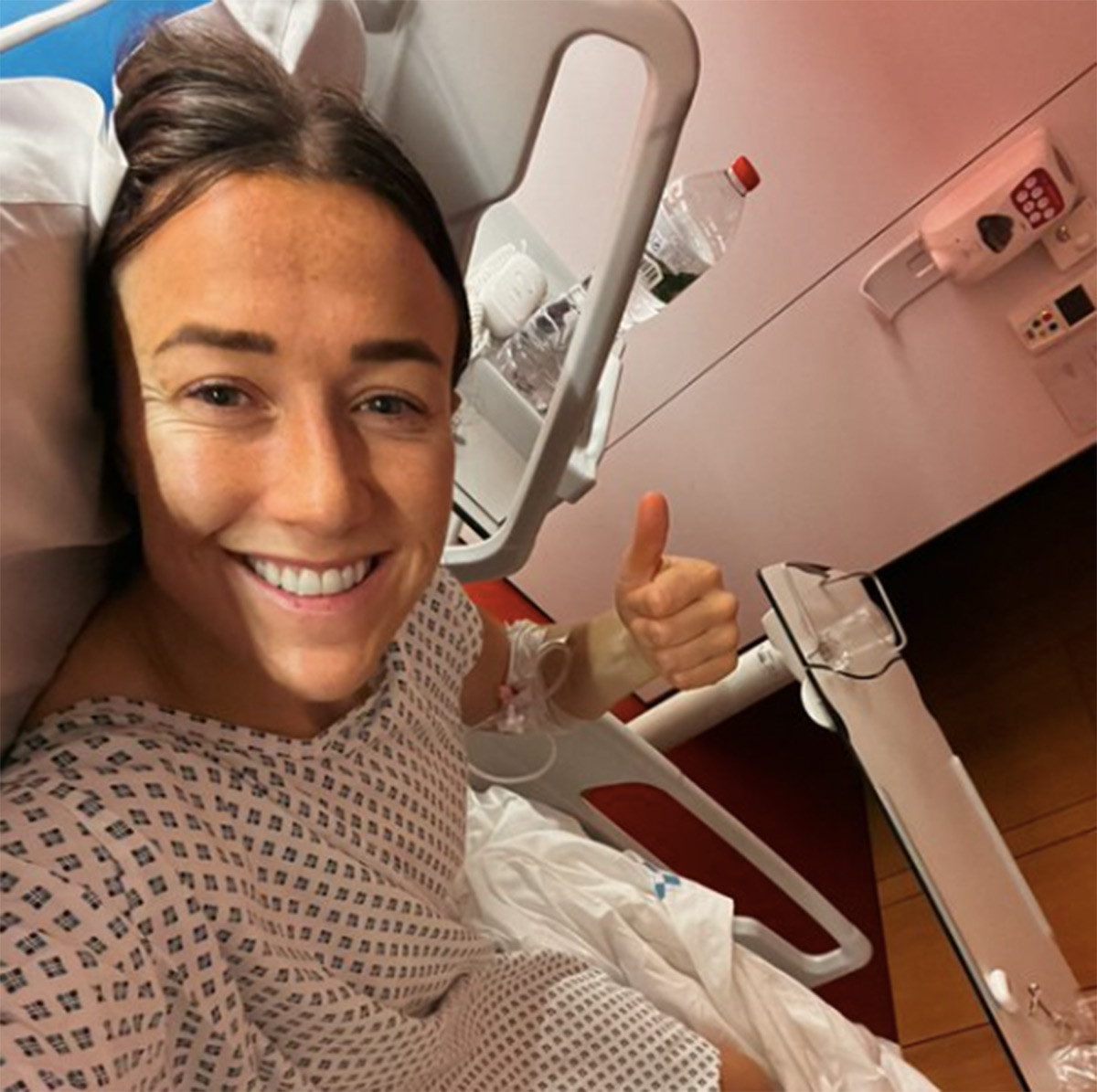 Lucy Bronze, operada con éxito de la rodilla tras lesionarse ante el Chelsea / REDES