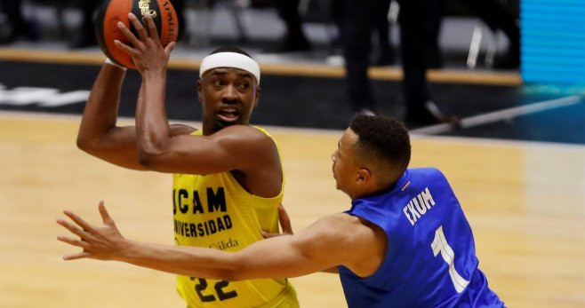 Dane Exum defiende a Taylor, en las semifinales de la Copa del Rey