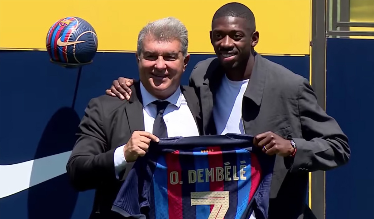 Dembelé y Laporta posan con la nueva camiseta del Barça / FCB