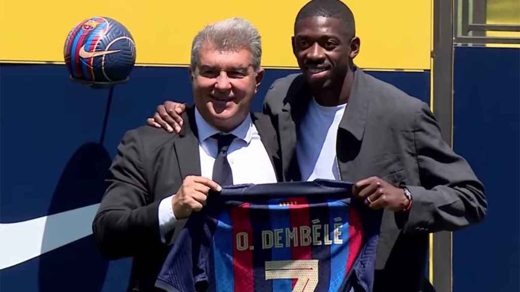 Dembelé y Laporta posan con la nueva camiseta del Barça / FCB