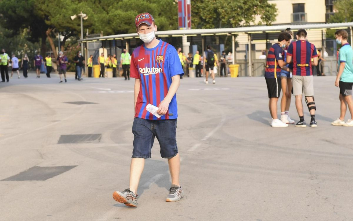 Un aficionado del Barça en los aledaños del Camp Nou / FC Barcelona