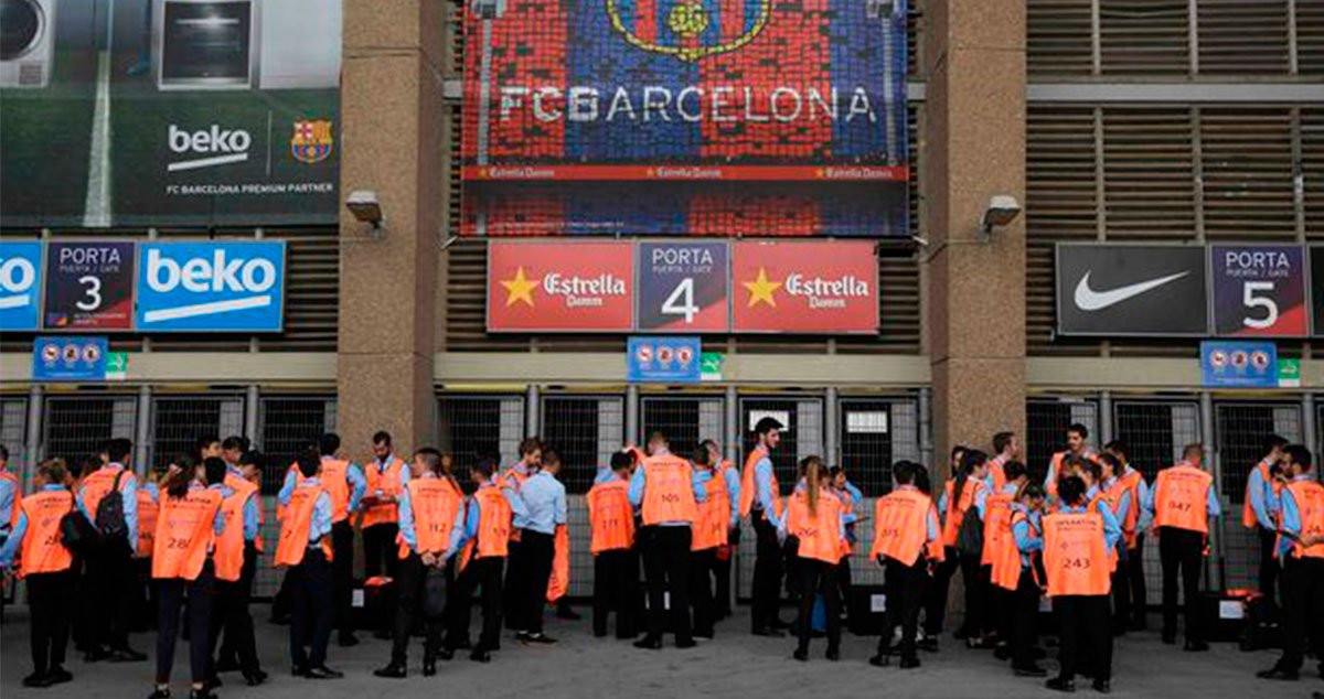 Los vigilantes de seguridad de las puertas de acceso al Camp Nou un día de partido / ARCHIVO