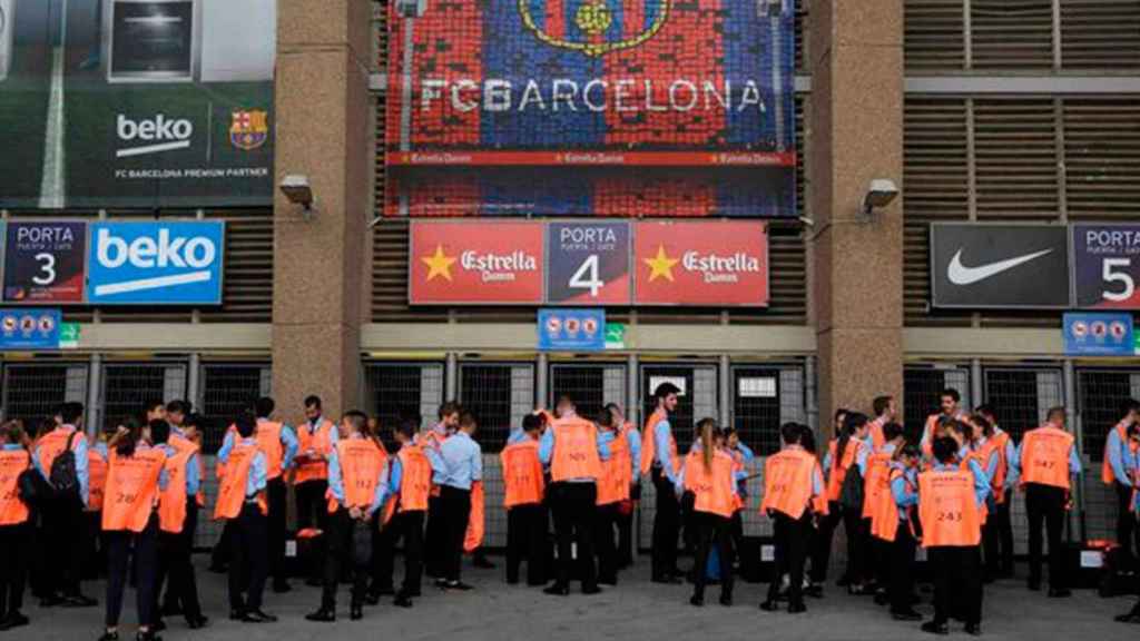 Los vigilantes de seguridad de las puertas de acceso al Camp Nou un día de partido / ARCHIVO