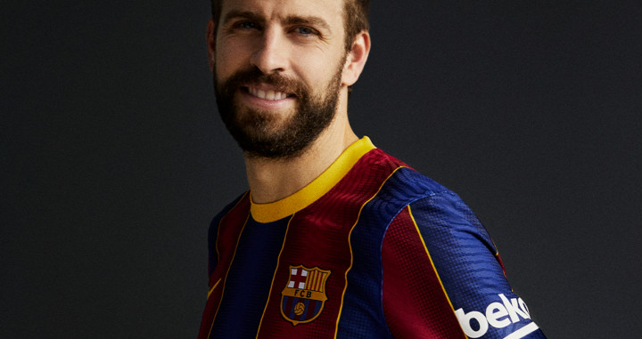 Piqué posa con la nueva camiseta del Barça / FCB