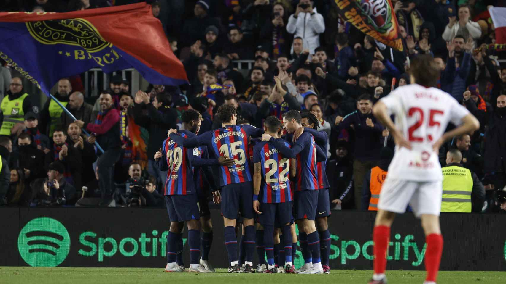 La afición del Barça celebra uno de los goles de su equipo ante el Sevilla / EFE