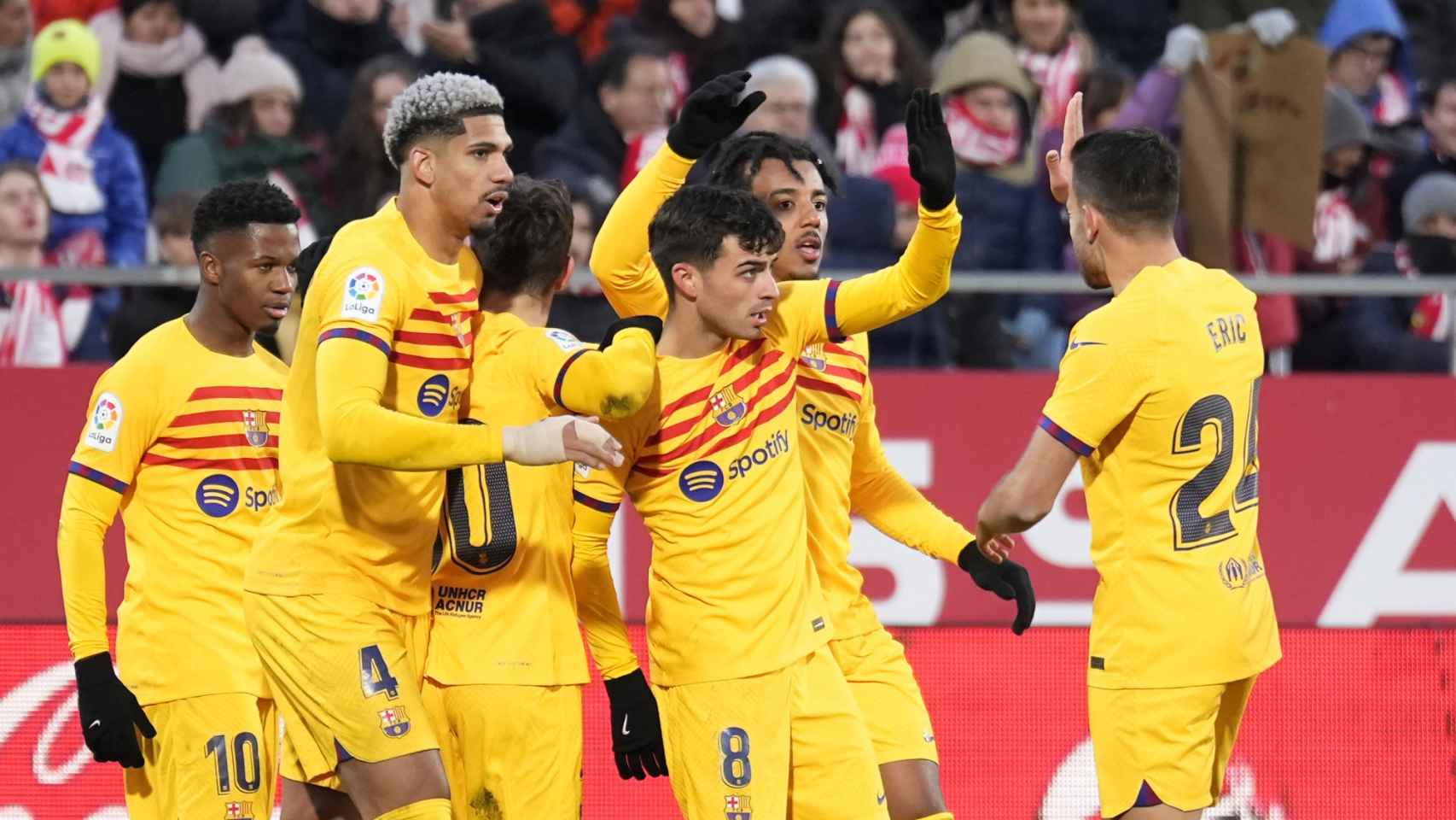 Los jugadores del Barça, celebrando el gol de Pedri contra el Girona / EFE