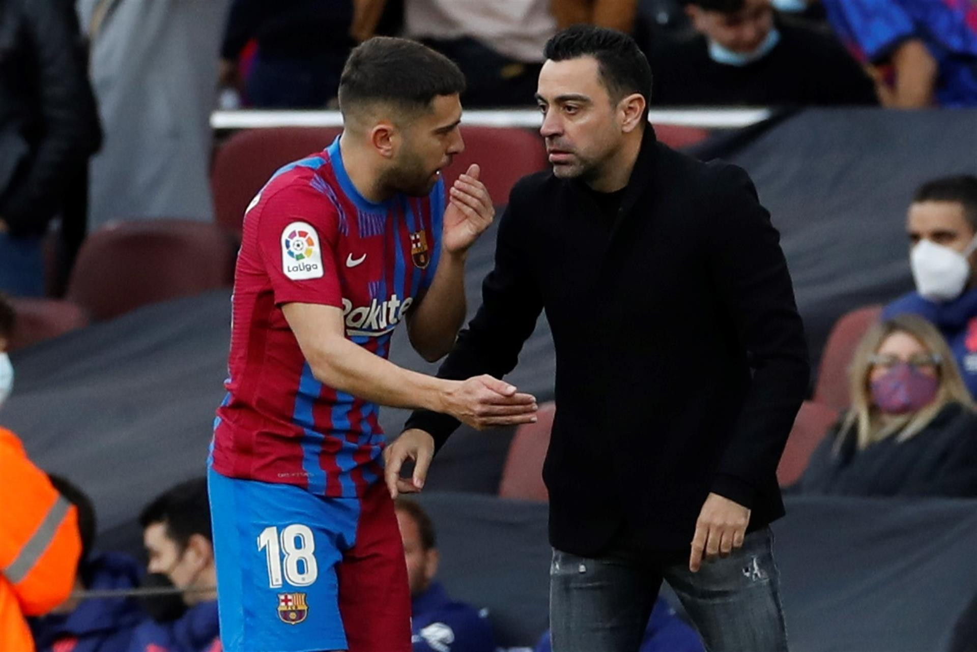 Xavi da instrucciones a Jordi Alba / EFE