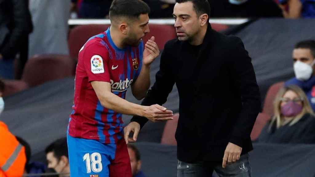 Xavi da instrucciones a Jordi Alba / EFE