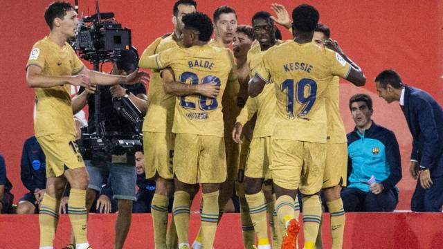 El FC Barcelona, celebrando el gol de Lewandowski en Mallorca / EFE