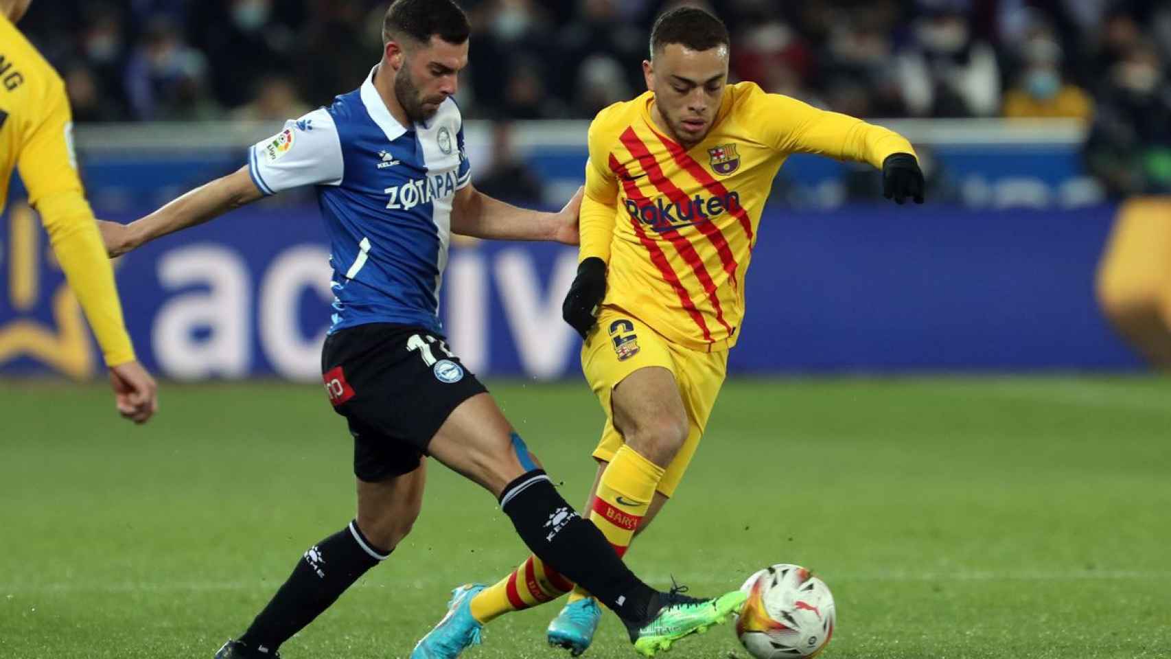 Sergio Dest, en el campo del Alavés : FCB