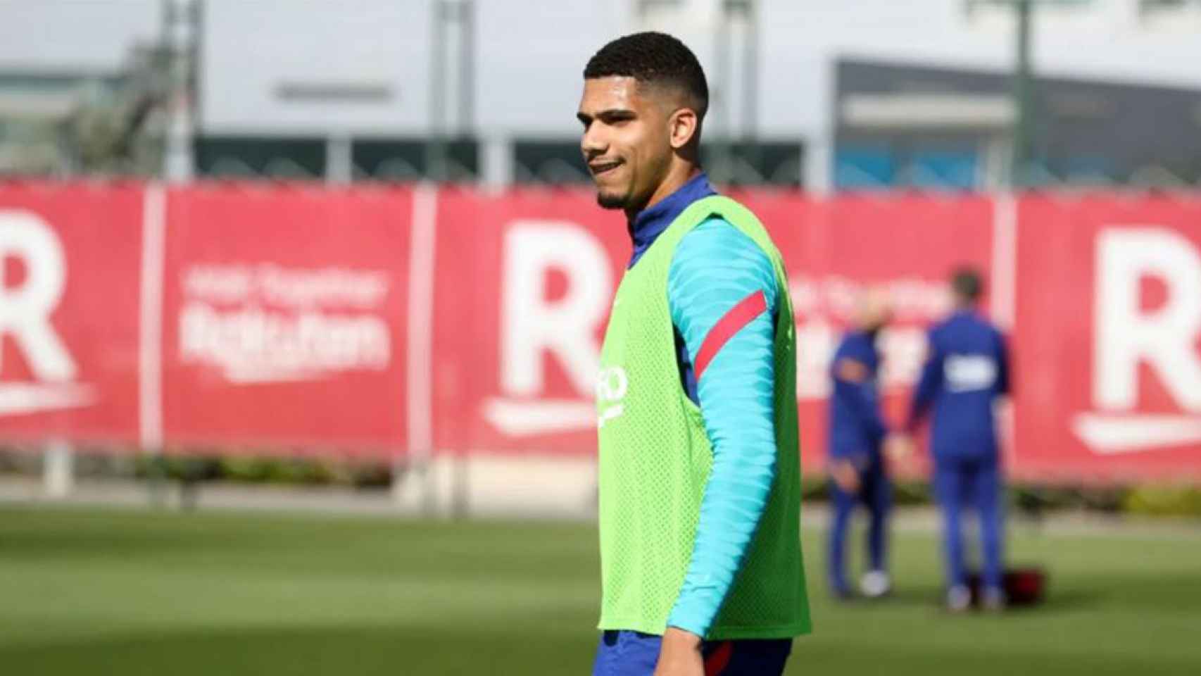 Ronald Araujo en el parón de selecciones entrenando con el Barça / FCB