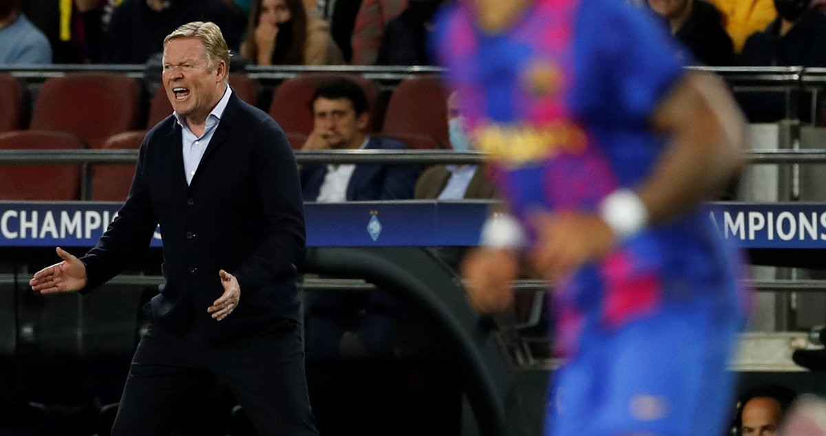 Ronald Koeman, dando indicaciones en el partido del Barça y Dinamo de Kiev / EFE