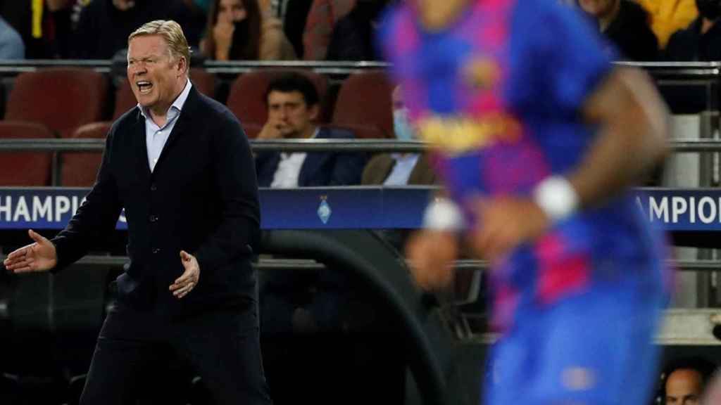 Ronald Koeman, dando indicaciones en el partido del Barça y Dinamo de Kiev / EFE