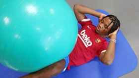 Ansu Fati haciendo ejercicios de recuperación de su lesión en el menisco / FCB