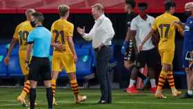 Ronald Koeman saluda a sus jugadores durante un partido de pretemporada, imagen que no se repetirá en Jerusalén / EFE