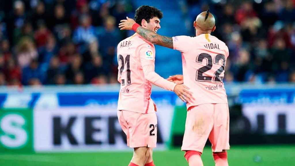 Carles Aleñá y Arturo Vidal en un partido con el Barça / EFE