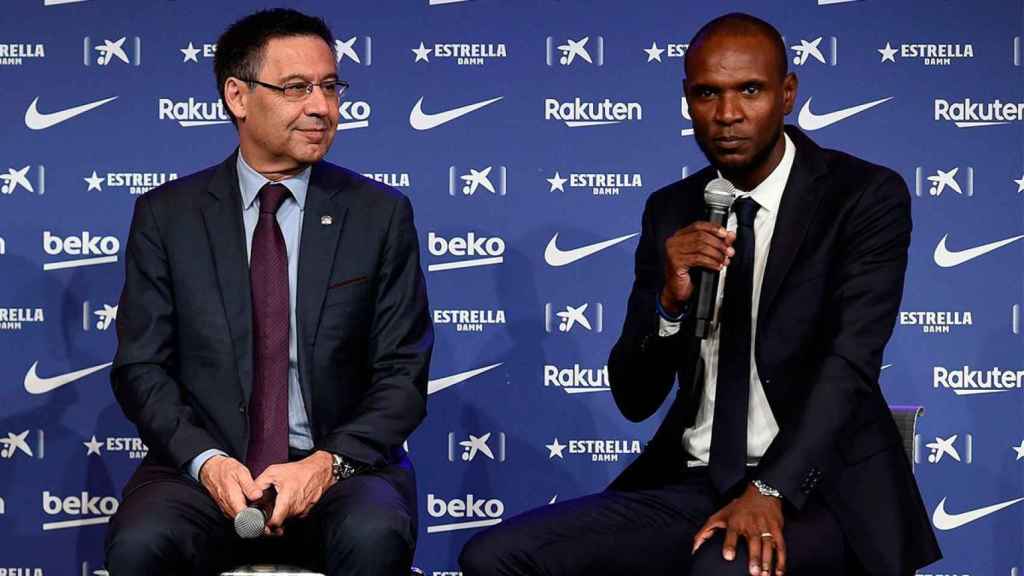 Josep Maria Bartomeu y Eric Abidal en una rueda de prensa / EFE