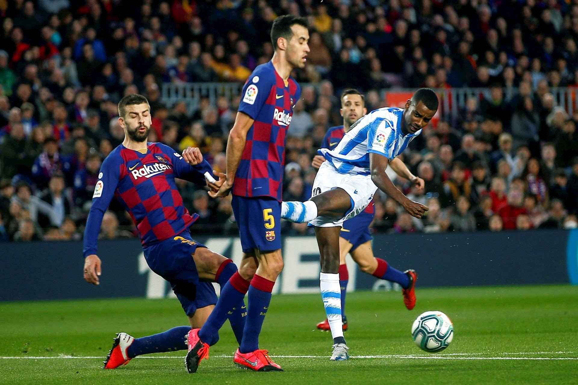 Piqué y Busquets con Alexander Isak / EFE