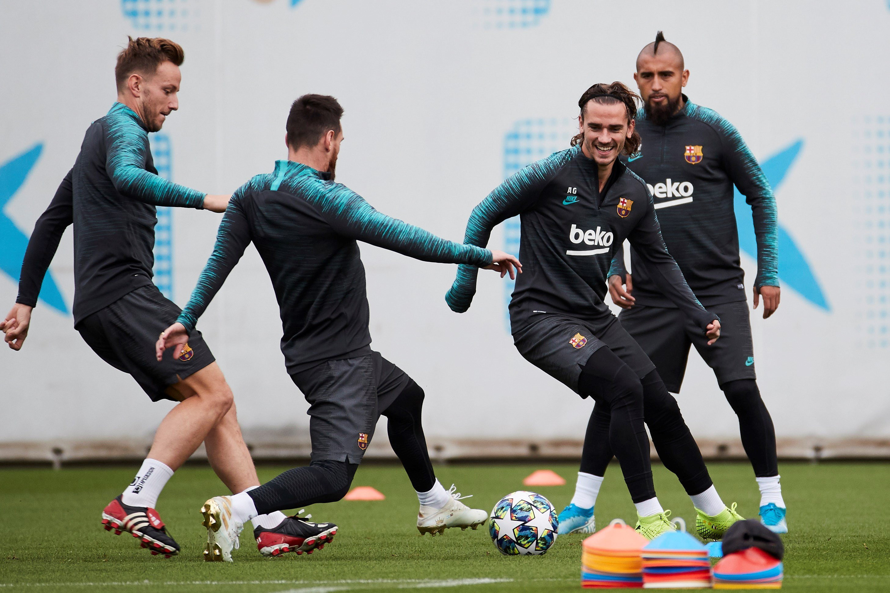 Ivan Rakitic en un entrenamiento del Barça con Vidal, Messi y Griezmann / EFE