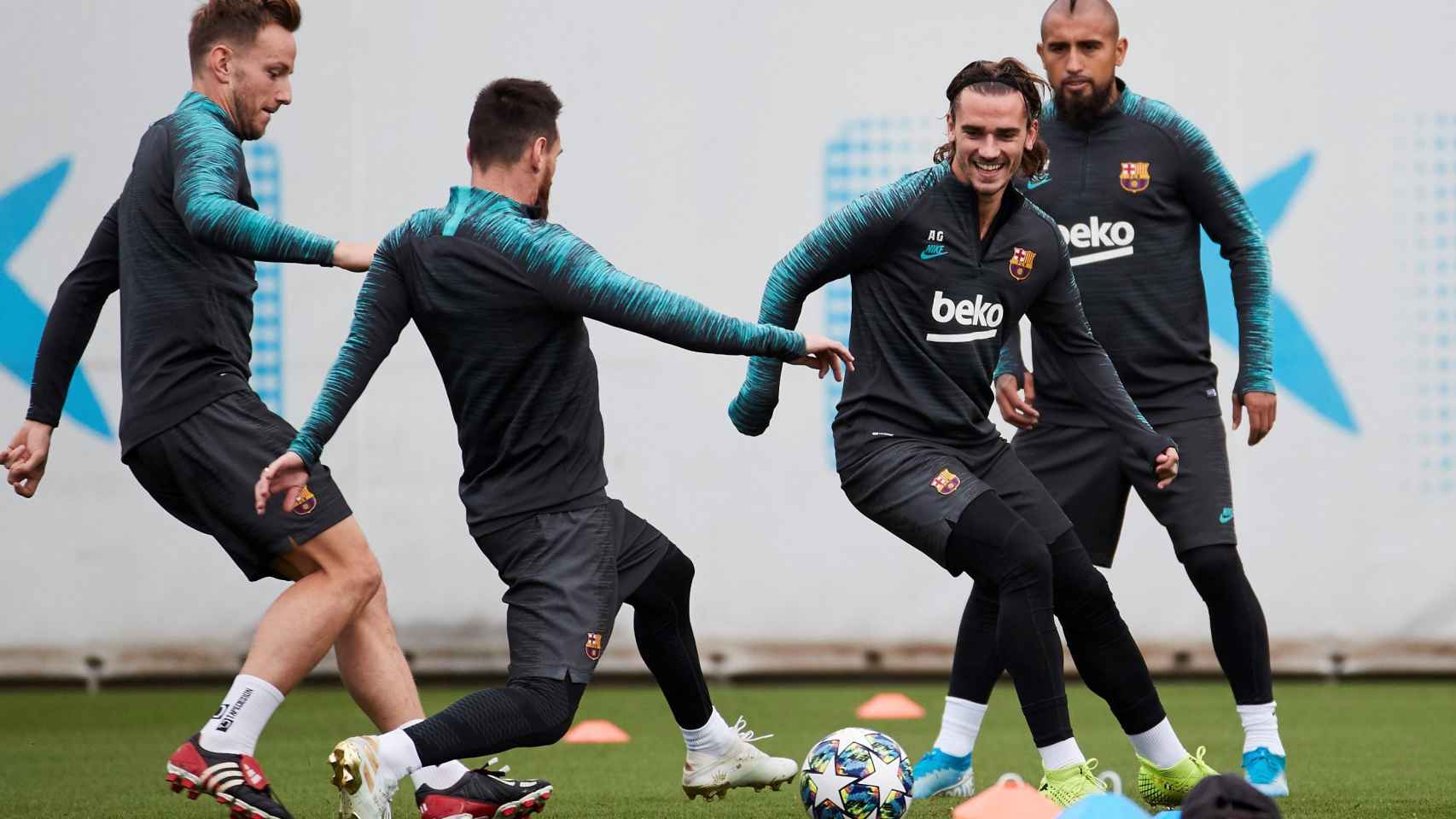 Ivan Rakitic en un entrenamiento del Barça con Vidal, Messi y Griezmann / EFE