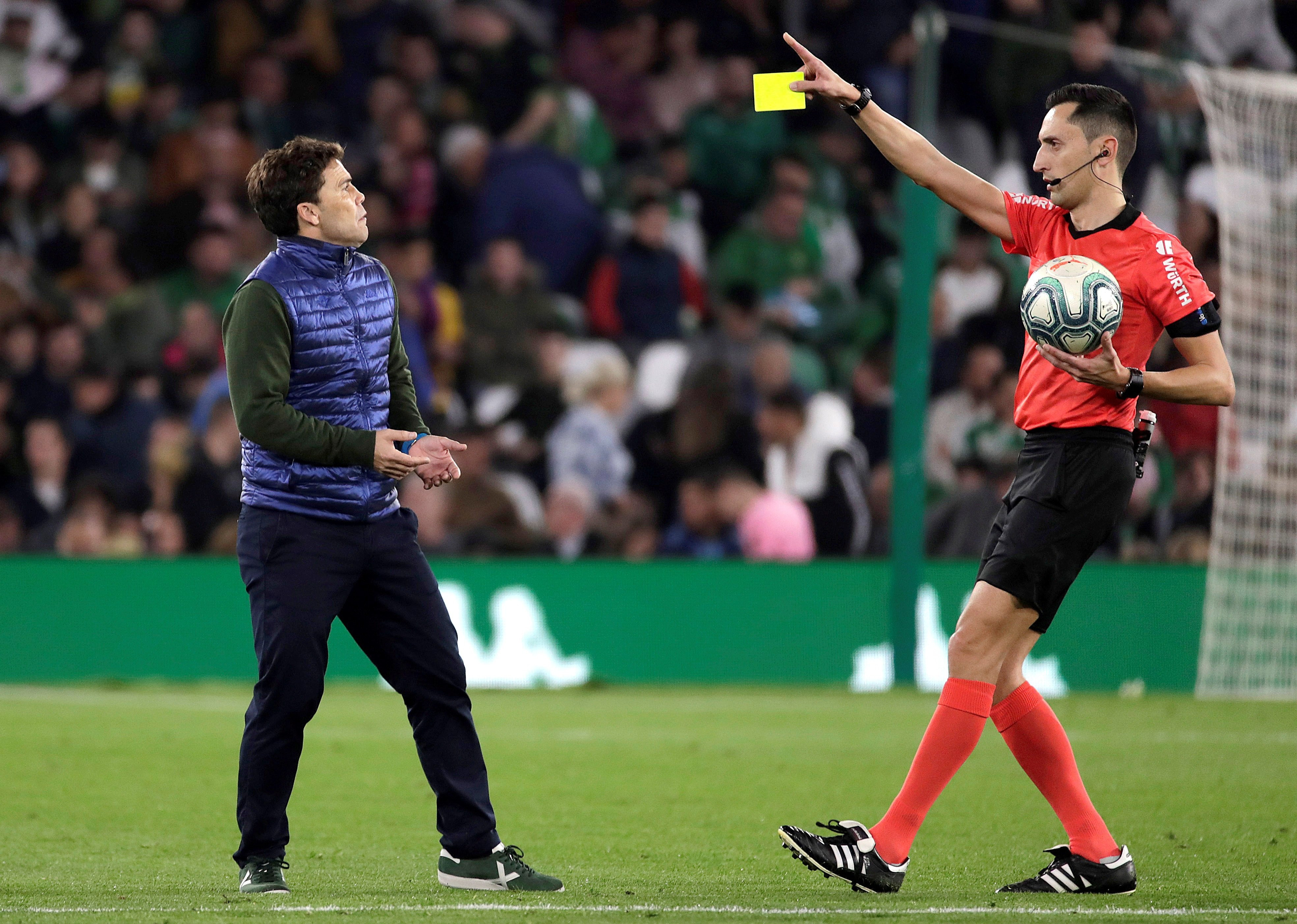 Sanchez Martinez, amonestando al entrenador del Betis Rubi | EFE