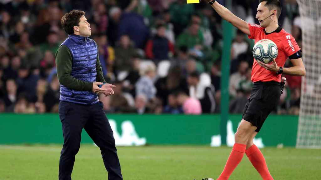 Sanchez Martinez, amonestando al entrenador del Betis Rubi | EFE