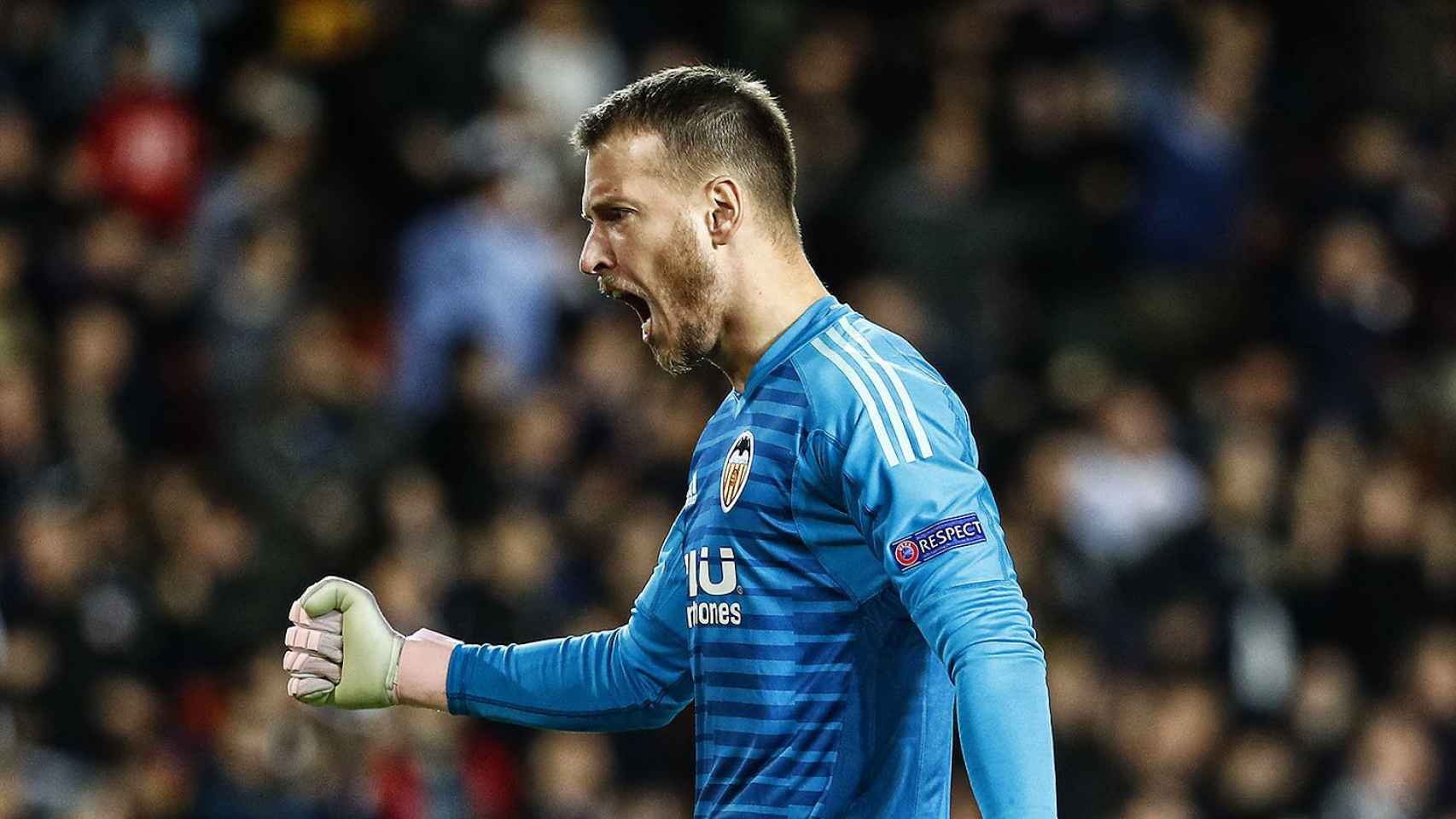 Neto Murara celebrando una acción con el Valencia / EFE