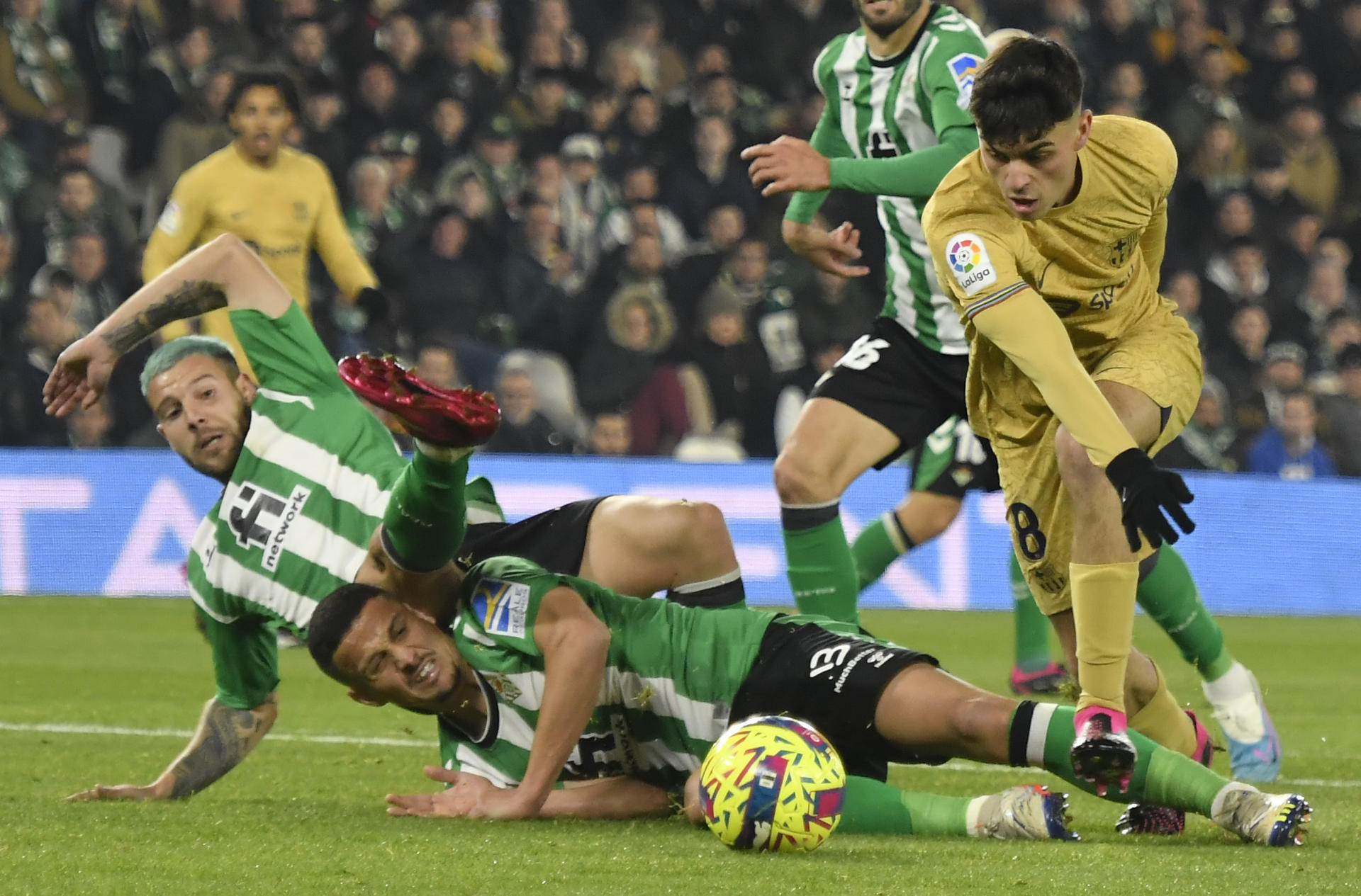 Pedri, en un lance del partido entre el Betis y el Barça : EFE