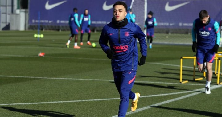 Sergiño Dest en un entrenamiento / FC BARCELONA