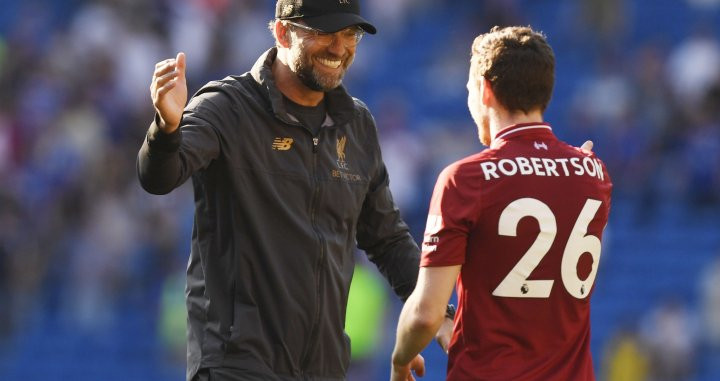 Jurgen Klopp y Andrew Robertson se saludan al finalizar un partido / EFE