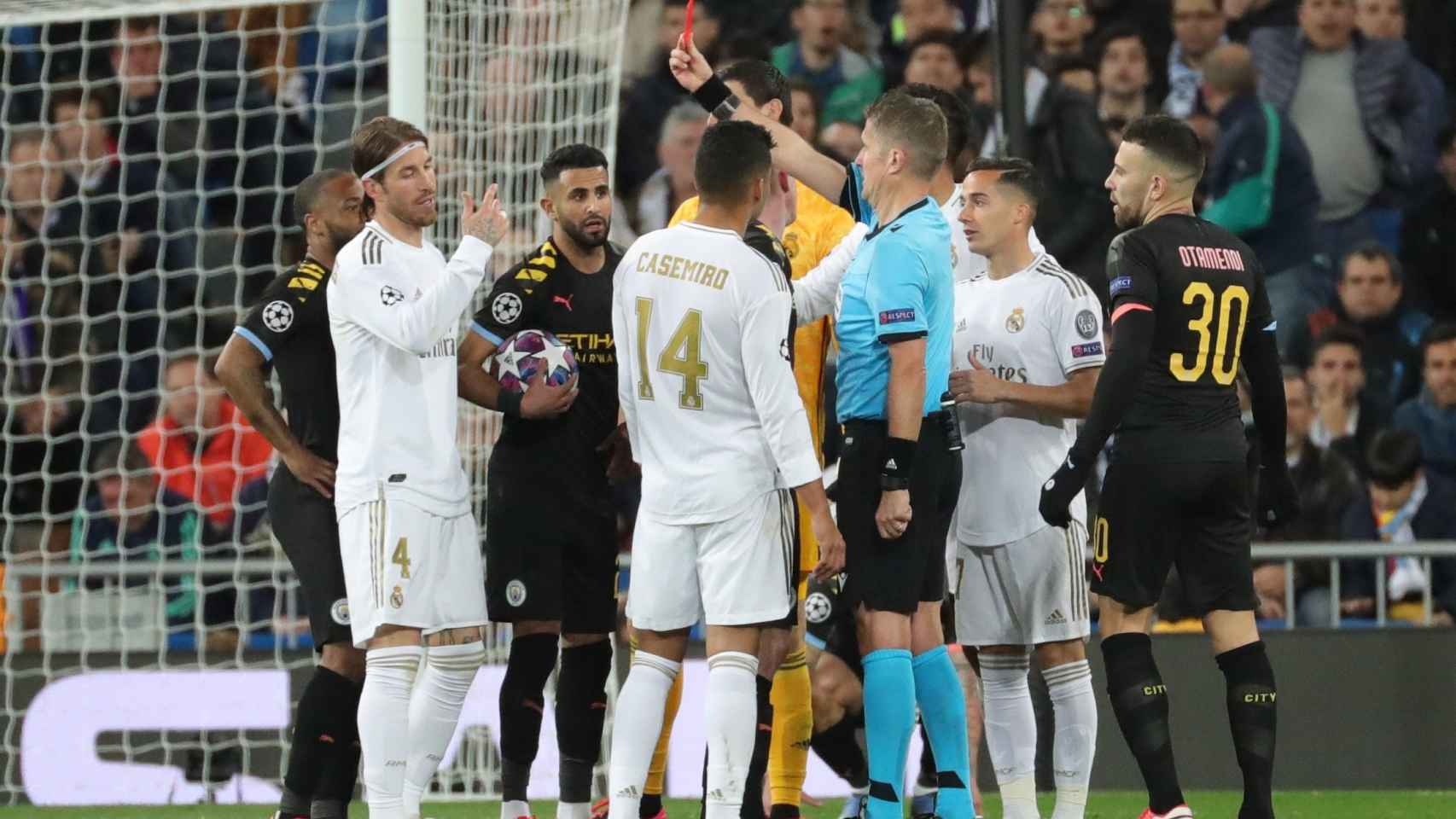 Sergio Ramos viendo la tarjeta roja / EFE