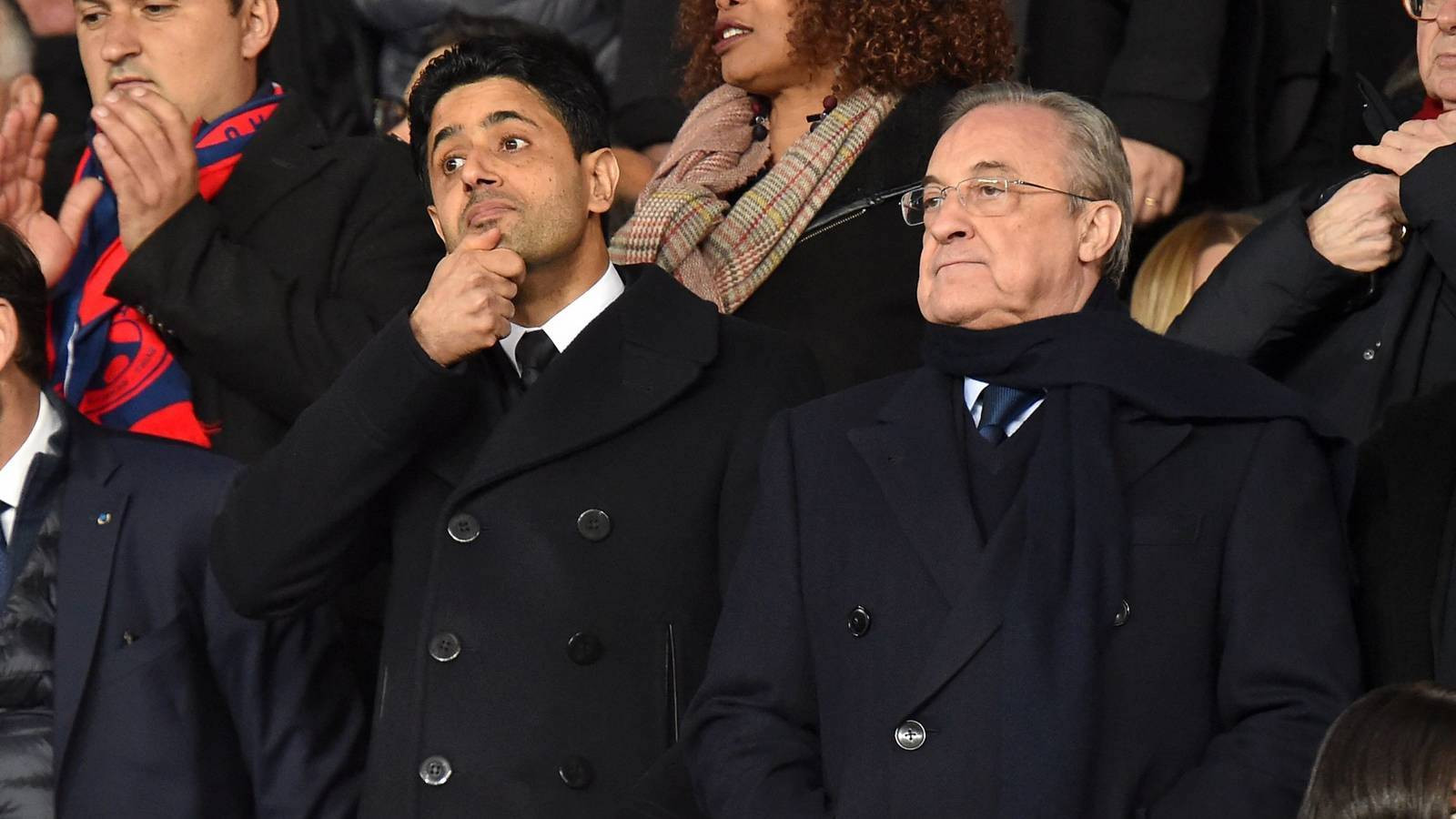 Nasser Al-Khelaïfi, junto a Florentino Pérez, en el palco del Parque de los Príncipes, de París / EFE