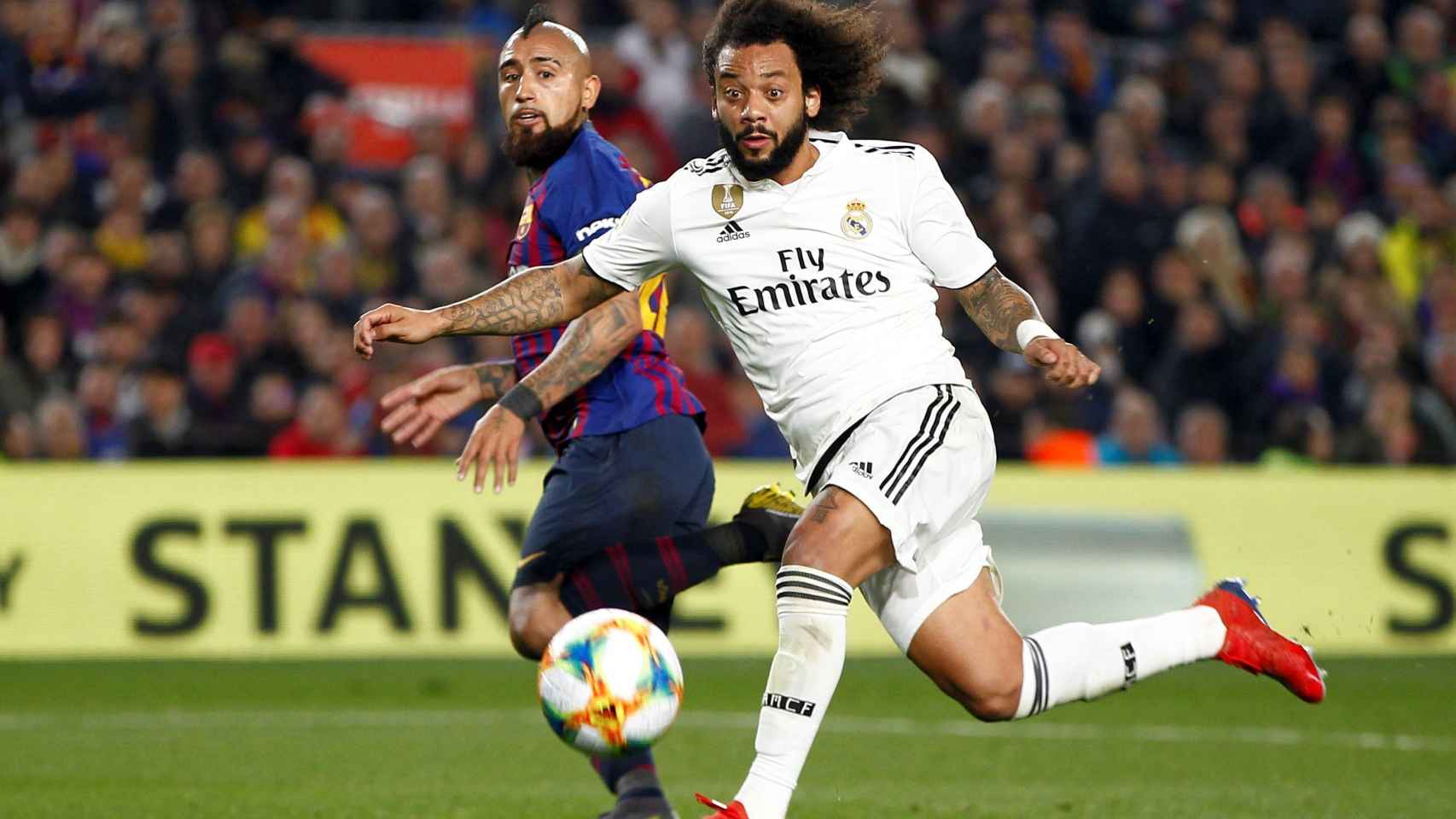 Una foto de Marcelo en una disputa con Arturo Vidal en el clásico / EFE