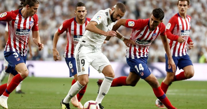 Una foto de Karim Benzema durante el derbi madrileño / EFE