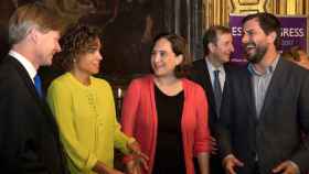 El 'conseller' de Sanidad, Antoni Comín (d), junto al presidente de la Sociedad Europea de Cardiología, Jeroen Bax (i), de la alcaldesa de Barcelona, Ada Colau (2d) y de la ministra de Sanidad, Dolors Montserrat (2i), en la presentación del congreso anual