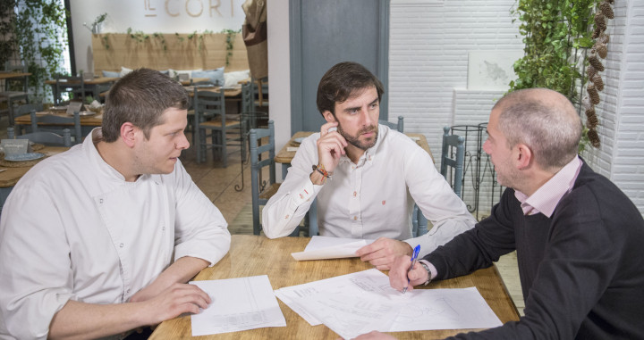 Miguel Vives, socio fundador de la pizzería ‘Il Cortile’, en una reunión de trabajo con su equipo / IL CORTILE