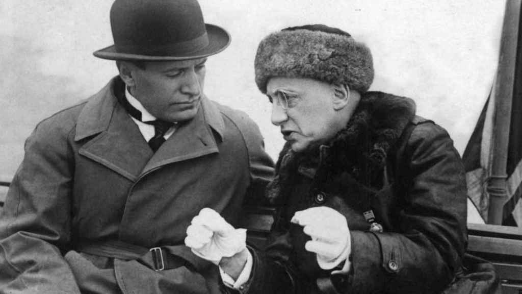 Mussolini junto al escritor, poeta y líder político italiano Gabriele D'Annunzio (Henry Guttmann / Getty Images)