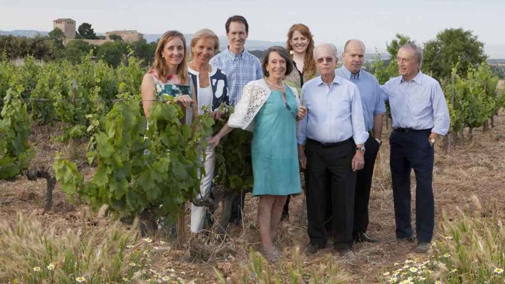 La familia Torres en unos viñedos próximos a su bodega de El Penedès / CORRESPONSABLES