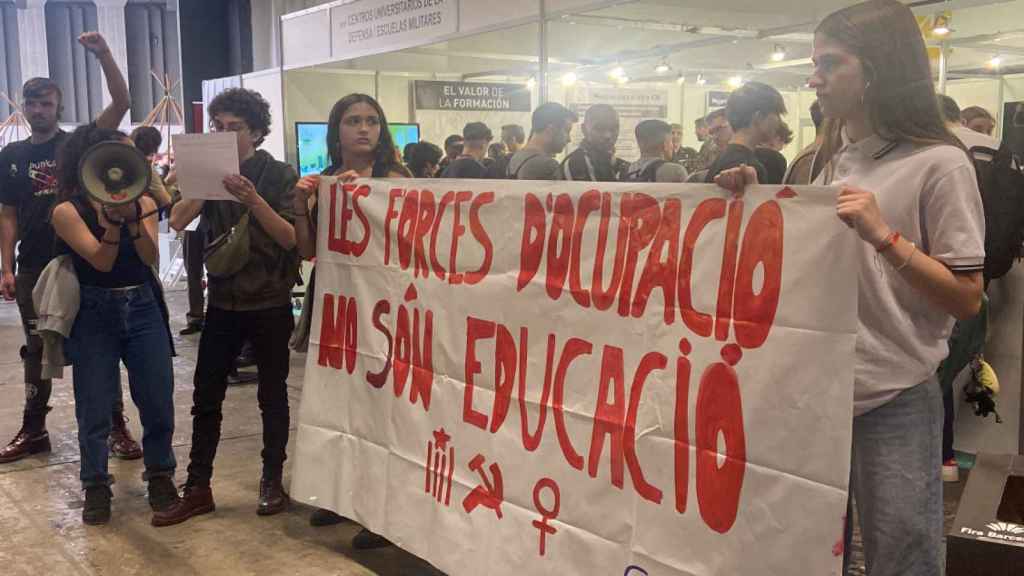 Un grupo de activistas intenta boicotear el estand del Ejército / NOELIA CARCELLER (CG)