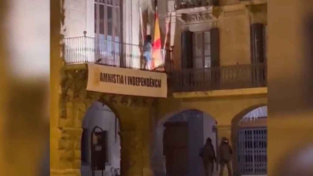 Los CDR de Vic queman la bandera española del ayuntamiento / TWITTER