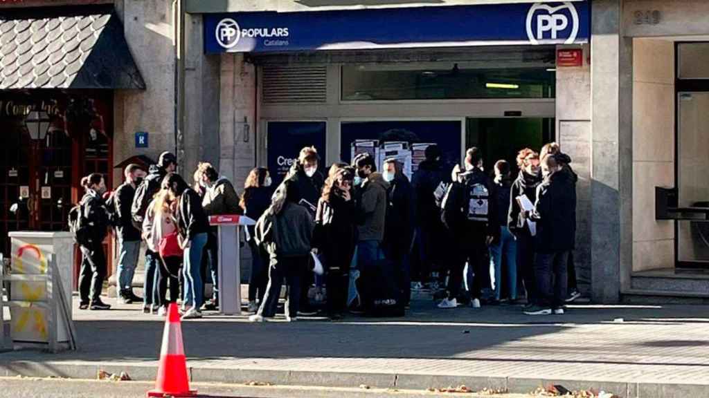 Imagen del asalto de Arran a la sede del PP de Cataluña en Barcelona / PP