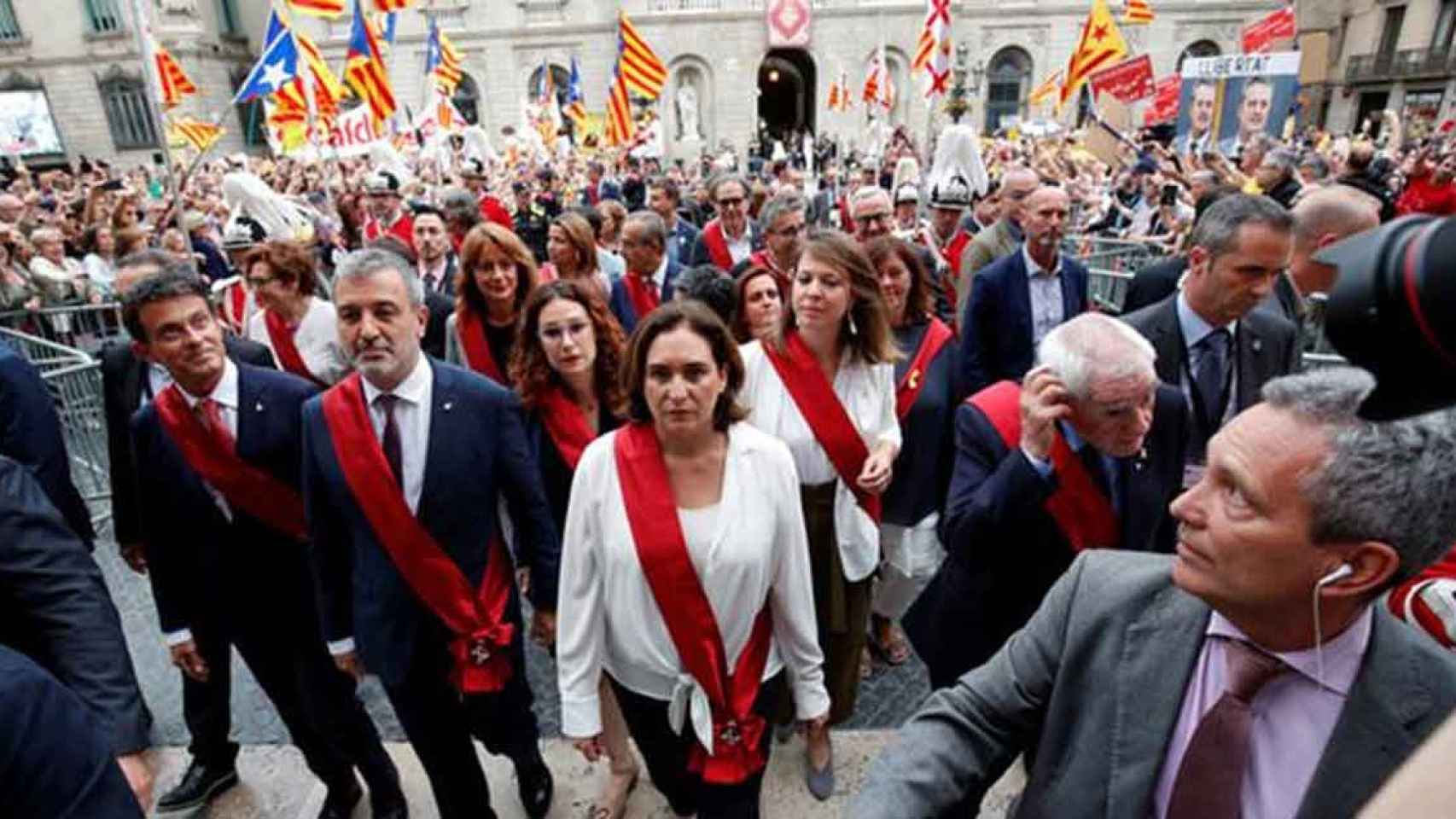 Ada Colau y los 'comuns' sufrieron todo tipo de insultos por parte de miles de radicales independentistas que los asediaron durante su investidura como alcaldesa / CCMA