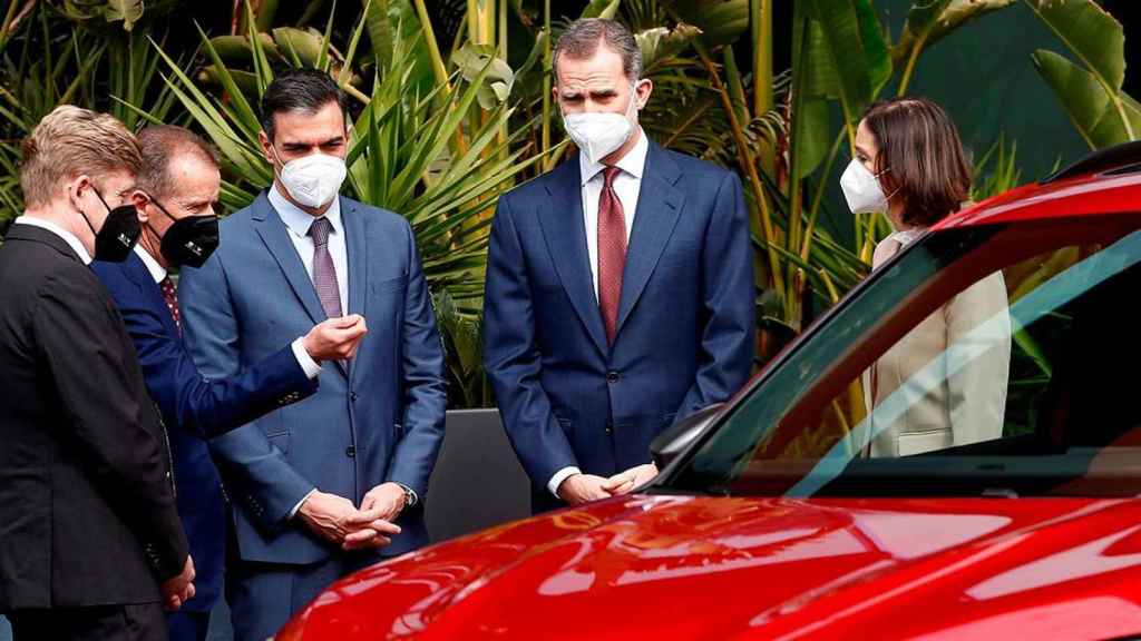 El Rey Felipe VI y Pedro Sánchez, durante la visita a la fábrica de Seat en Martorell / EFE