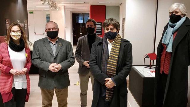 Carles Puigdemont, junto a los 'exconsellers' fugados por el 'procés', Clara Ponsatí, Toni Comín, Lluís Puig y Meritxell Serret / @krls (TWITTER)