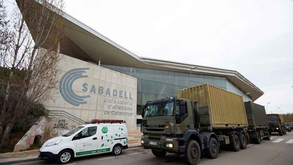 Efectivos del Ejército de Tierra a su llegada a la pista cubierta de atletismo de Sabadell para ayudar en el montaje de un hospital de campaña con capacidad para 300 plazas / EFE