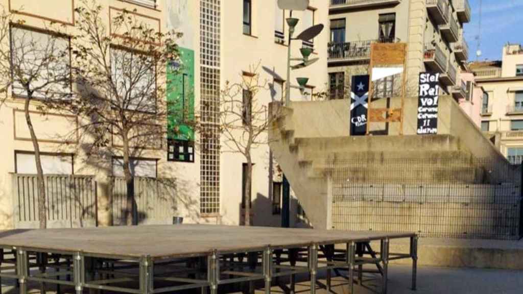 Guillotina en la plaza 1 d'octubre de Girona para Felipe VI / TWITTER